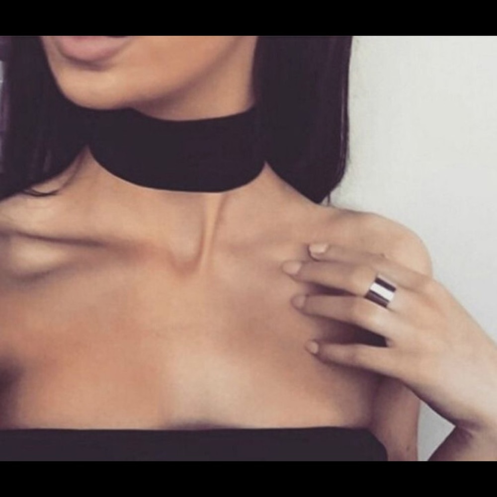 Black chocker